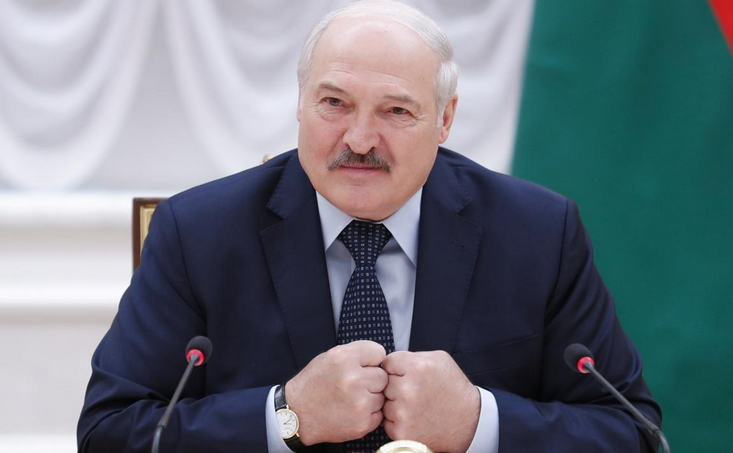 Лукашенко обіцяє "неробам" військову службу на кордоні з Україною Лукашенко обіцяє "неробам" військову службу на кордоні з Україною